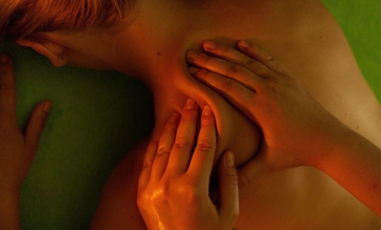 O que é massagem tântrica? Saiba seus benefícios e como praticar